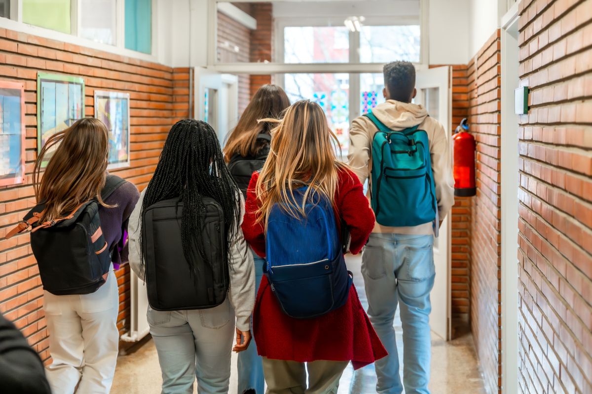 Zatrudnienie studenta na wakacje. Rodzaje umów, składki ZUS i podatki. Co wybrać?