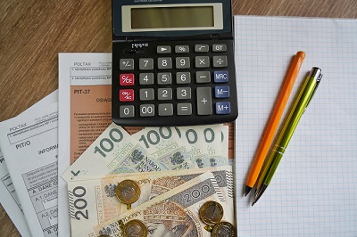 PIT za 2022 r. jak zapłacić mniej fiskusowi? Zapisz się na webinar Bankier.pl i PIT.pl