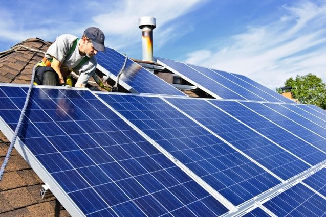 Rząd zniesie podatek od prądu z domowych paneli słonecznych