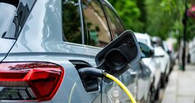 Olbrzymi popyt na dotacje z programu NaszEauto. Co zrobić, aby dostać nawet 600 tys. zł dopłaty?