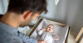 ZUS: Coraz więcej mężczyzn korzysta z urlopu rodzicielskiego, ale coraz mniej z ojcowskiego