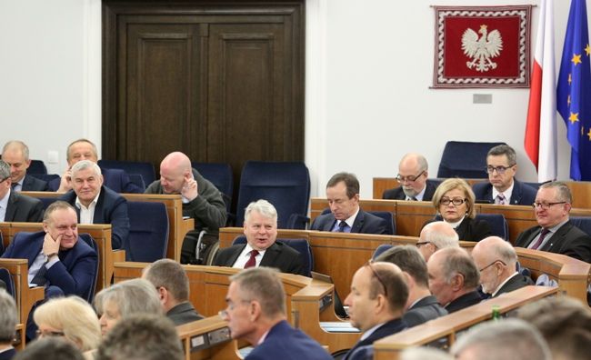 Senatorowie chcą późniejszego zniesienia limitu składek ZUS Senatorowie chcą późniejszego zniesienia limitu składek ZUS