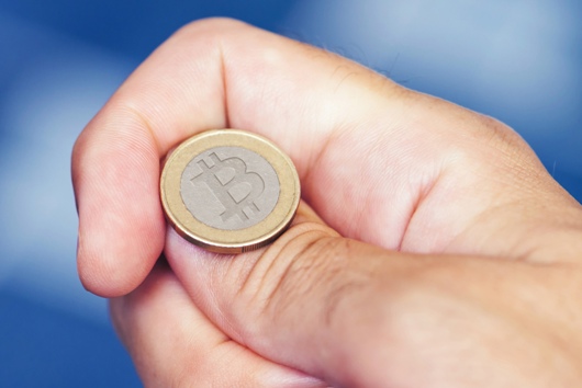 Na inwestycjach w kryptowaluty Polacy wciąż tracą majątki. Trzeba większej kontroli social mediów