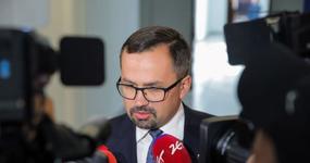 Projekt zniesienia limitu 30-krotności ZUS wycofany z Sejmu. Jednak Premier nie składa broni