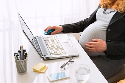 Umowa na zastępstwo a ciąża - zwolnienie lekarskie, prawo do urlopu oraz świadczeń
