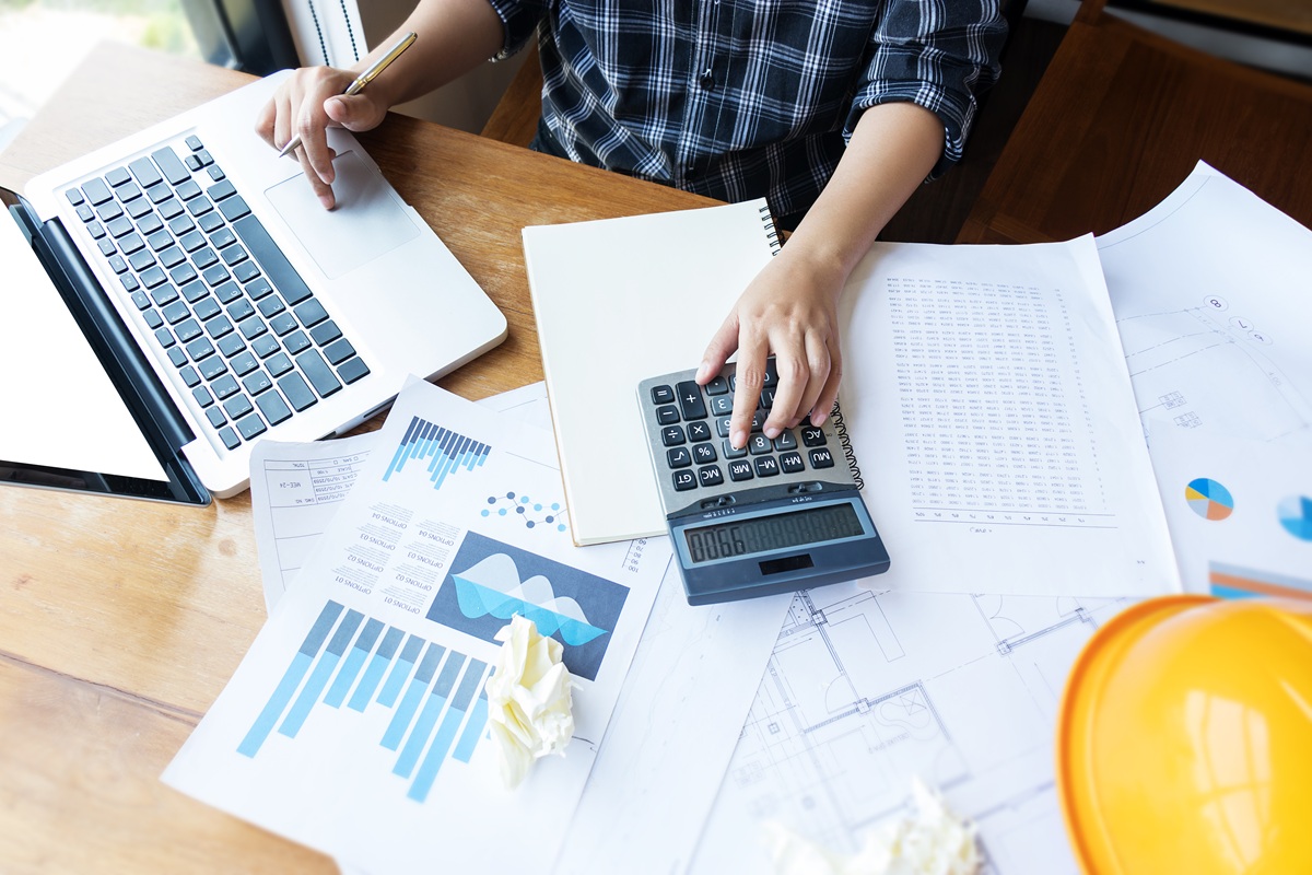 Przejście na B2B – policz, zanim podpiszesz. Koszty, pułapki i ukryte ryzyka