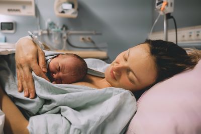 Nowy urlop dla rodziców coraz bliżej. Kto i w jakim wymiarze go otrzyma?