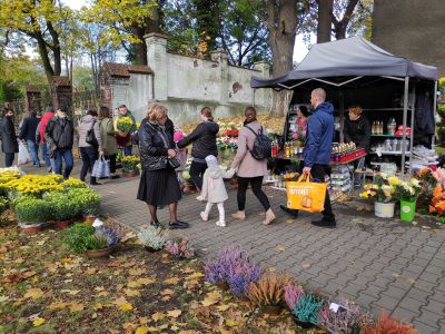 Zarabiasz przy cmentarzu 1 i 2 listopada? Uważaj - możesz zapłacić podatek