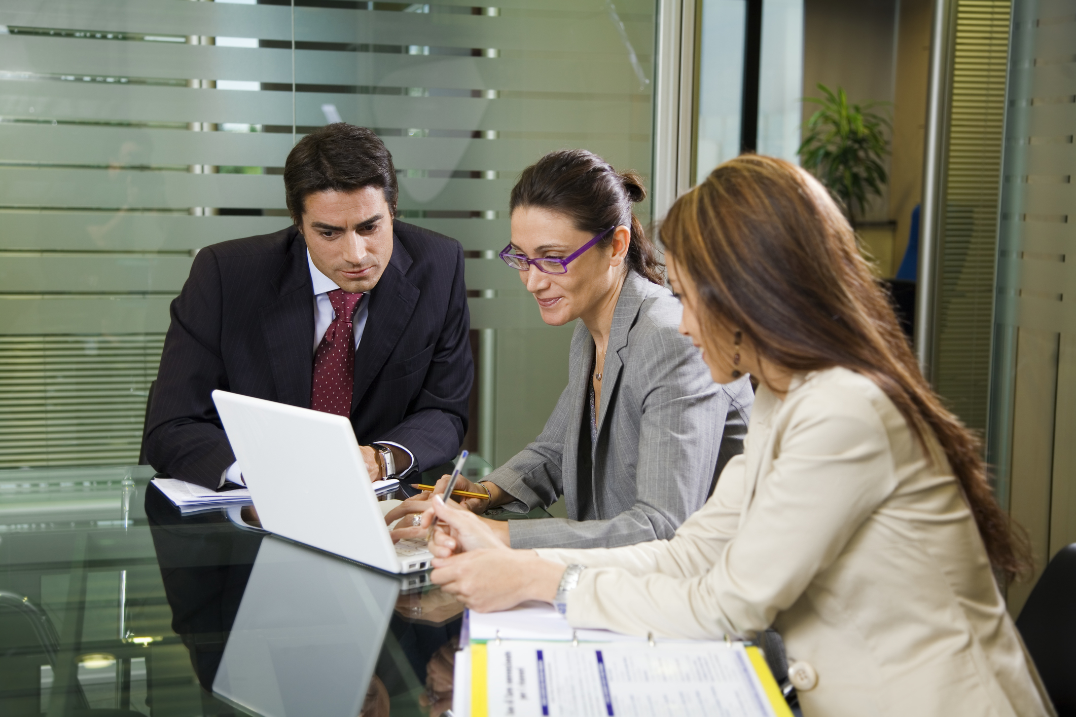 Czy kobiety i mężczyźni będą równo zarabiać? Dyrektywa płacowa tuż tuż