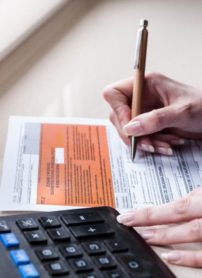 Otrzymujesz dodatek za rozłąkę? Rozlicz go deklaracji PIT, oblicz prawidłowo koszty podatkowe