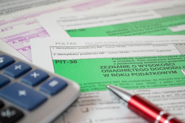 Kiedy przedsiębiorcy składają dwa PIT-y za 2022 rok? Konsekwencje Polskiego Ładu dla rozliczeń PIT