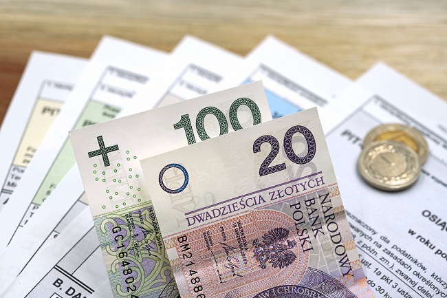 Zarabiasz za granicą? Sprawdź, jak ulga abolicyjna w PIT za 2024 rok może obniżyć podarek