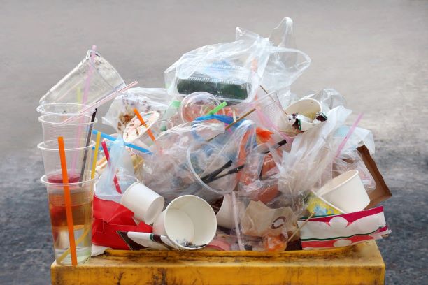Opłaty za jednorazowe produkty z plastiku