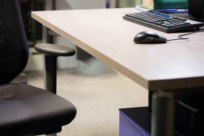 Praca zdalna. Czy pracodawca musi zapewnić pracownikowi biurko i krzesło?