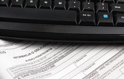 PIT-28. Jak ustalić przychód z wynajmu prywatnego? Co z kwotą czynszu i opłatami?