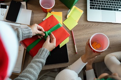 Prezenty świąteczne dla pracowników a podatek – co warto wiedzieć w 2025?