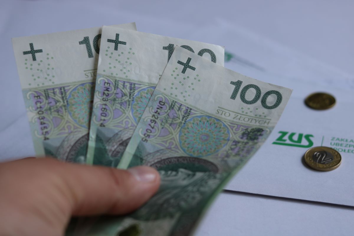 ZUS rusza z wypłatami dodatków do rent socjalnych 2025. Sprawdź, kiedy otrzymasz pieniądze